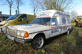 uszkodzony samochody osobowe Mercedes 200-serie W123 250 T EX ZIEKENWAGEN PRIJS IS EXCL BTW !!!! 1980/9