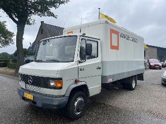 krockskadad bil vrachtwagen Mercedes Overige 711 D BAKWAGEN MET HYDR. LAADKLEP 1994/12