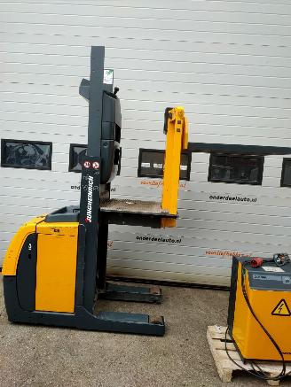 Jungheinrich  EKS110 elektrische order picker picture 3