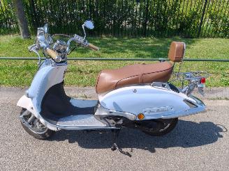 Znen ZN50QT-HS snorscooter met origineel 279 km gelopen !!!! picture 2
