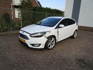 krockskadad bil auto Ford Focus 1.0 Titanium Navi Clima 6-Bak 2015/3
