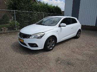 damaged passenger cars Kia Pro cee d 1.4 Navi Camera Airco 2011/2