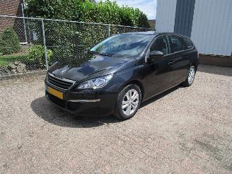 Vaurioauto  passenger cars Peugeot 308 1.2 Navi Clima 6-Bak 2014/10