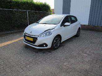 Unfallwagen Peugeot 208 1.2 Navi Airco Parelmoer 5-Drs 2016/4