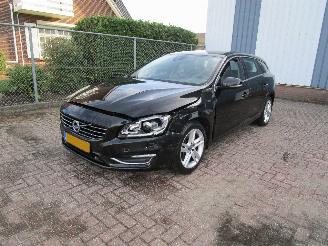 Damaged car Volvo V-60 2.4 D5 Hybride Navi Clima 2015/10