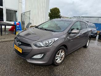 Vaurioauto  passenger cars Hyundai I-30 Wagon 1.6 CRDi i-Vision BJ 2013 380.853 KM 2013/7