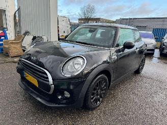 Damaged car Mini One Mini 1.2 One bj 15 134790 km 2015/4