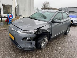 Damaged car Hyundai Kona EV AUTOMAAT Comfort Smart 39 kWh BJ 2020 60.797 KM 2020/11