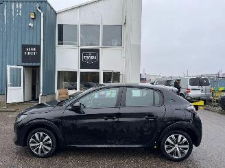 damaged passenger cars Peugeot e-208 EV Active Pack 50 kWh AUTOMAAT 2023/10
