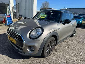 uszkodzony samochody osobowe Mini Cooper 1.5 Cooper Business 2016/6