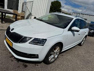 damaged passenger cars Skoda Octavia Combi 1.5 AUTOMAAT TSI Greentech Business Edition Plus 2020/1