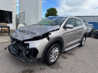 damaged passenger cars Hyundai Tucson 1.6 GDi Premium 2016/3