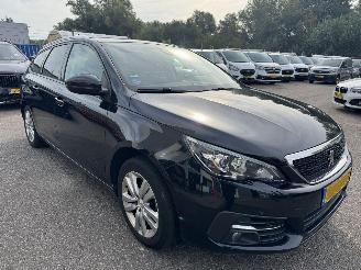 Unfallwagen Peugeot 308 1.2 PureTech Blue Lease Executive 2018/7
