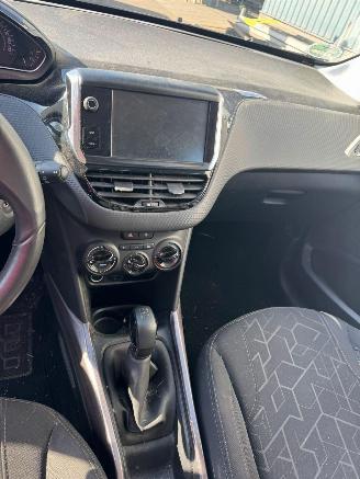 Peugeot 2008 1.2 PureTech Blue Lion picture 9