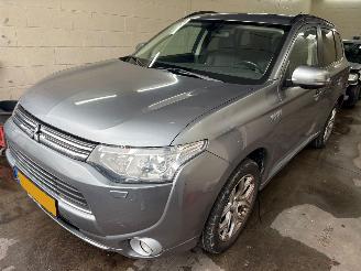 Unfallwagen Mitsubishi Outlander 2.0 PHEV instyle 2013/12