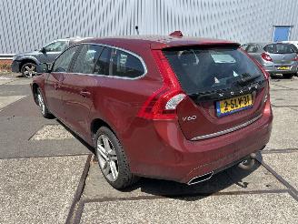 uszkodzony samochody osobowe Volvo V-60 2.4 D6 AWD PLUG IN HYBRID  SUMMUM 2013/11