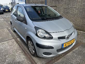 damaged passenger cars Toyota Aygo 1.0 12V ACCESS 2010/1