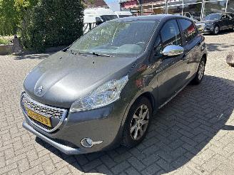 Vaurioauto  passenger cars Peugeot 208 1.2 PURETECH STYLE 2015/5