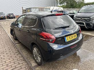 Damaged car Peugeot 208 1.2 PURETECH BLEU PREMIUM 2015/10