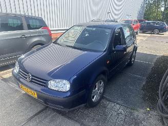 damaged passenger cars Volkswagen Golf 1.6 2009/2