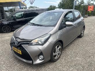 uszkodzony samochody osobowe Toyota Yaris 1.5 HYBRID ASPIRATION 2015/6