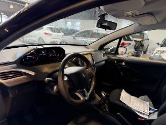 Peugeot 208 1.2 PureTech Allure picture 17