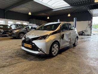 Toyota Aygo 1.0 VVT-i x-play Automaat! picture 1
