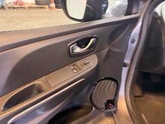 Renault Clio Estate 0.9 TCe Night&Day picture 19