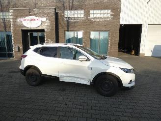 damaged passenger cars Nissan Qashqai 1.2 N-Connecta 2018/7