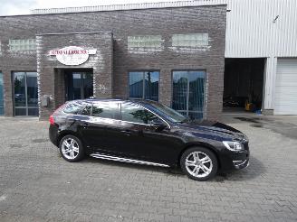 damaged passenger cars Volvo V-60 PLUG IN HYBRID 2.4 D6 AWD Pl.i Sum. 2014/2
