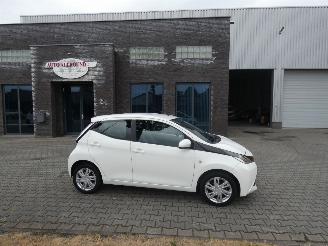 Damaged car Toyota Aygo 1.0 VVT-i x-pure 2015/11