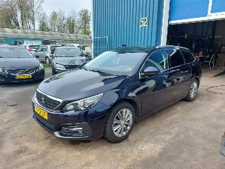 Voiture accidenté Peugeot 308 308 SW  Combi 5-drs 1.2 12V e-THP PureTech 110 2020/7