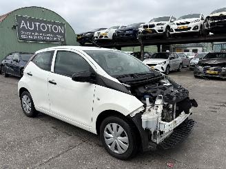 Vaurioauto  passenger cars Toyota Aygo 1.0 VVT-I 53KW X 5-Drs Apple Carplay NAP 2019/8