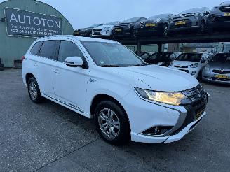 Damaged car Mitsubishi Outlander 2.0 PHEV 89KW Autom. Clima Navi Led Business Edition NAP 2015/12