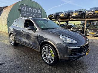 Unfallwagen Porsche Cayenne 3.0 S 245KW E-Hybrid Autom. Pano Clima Navi Led NAP 2015/12