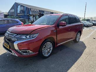 Unfallwagen Mitsubishi Outlander 2.4 PHEV 99KW Clima Navi Schuifdak IntenseNAP 2019/1