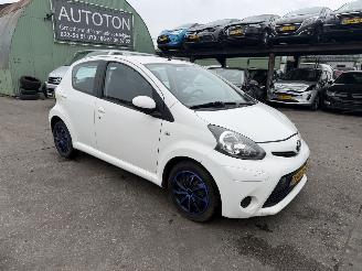 Damaged car Toyota Aygo 1.0-12V 50KW Airco 5-Deurs Cool NAP 2011/7