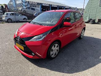 Damaged car Toyota Aygo 1.0 VVT-I X-Play Airco Navi Led Camera 5-Drs 2015/9