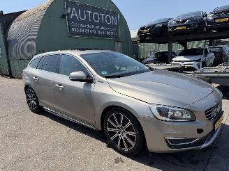 Schadeauto Volvo V-60 2.4 D6 AWD 158W PHEV Schuifdak Clima Navi Leer Camera Summum NAP 2013/12