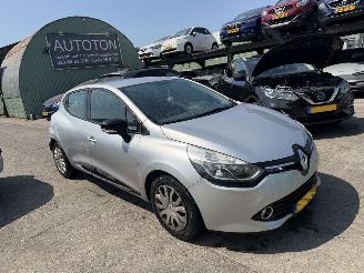damaged passenger cars Renault Clio 0.9 TCE 66KW Navi Airco Authentique 5-Drs 2015/9