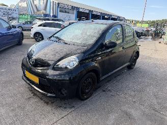 Schadeauto Toyota Aygo 1.0 VVT-I 50KW Airco 5-Deurs Now NAP 2013/9