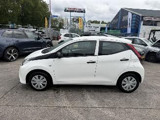 Toyota Aygo 1.0 VVT-I 53KW Airco Led X-Fun 5-Drs NAP picture 2