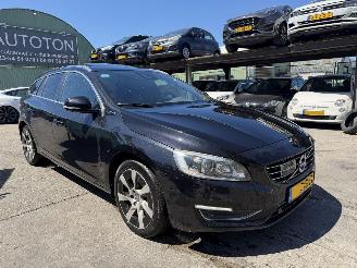 Vaurioauto  passenger cars Volvo V-60 2.4 D6 PHEV 158KW AWD R-Design Clima Navi Schuifdak 2014/7
