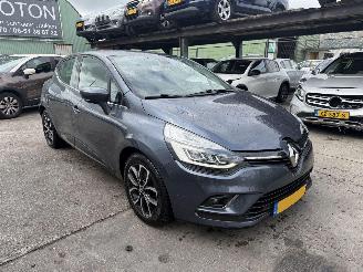 Damaged car Renault Clio 0.9 TCE 66KW Intens Clima Navi Led 5-Drs NAP 2016/12