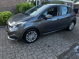 Damaged car Peugeot 208 1.2 THP 110 signature 2019/1