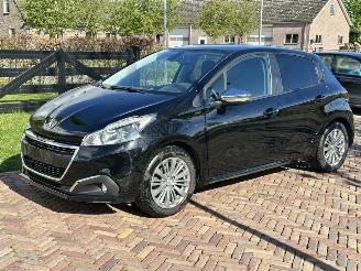 Vaurioauto  passenger cars Peugeot 208 1.2 Signature 2019/12
