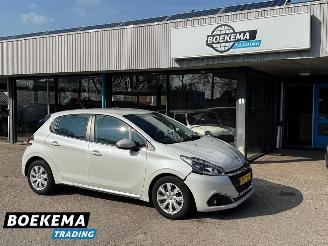 krockskadad bil auto Peugeot 208 1.2 PureTech Blue Lion Navigatie Airco Cruise 2016/11