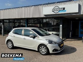 Vaurioauto  passenger cars Peugeot 208 1.2 PureTech Blue Lion Navigatie Airco Cruise 2016/11