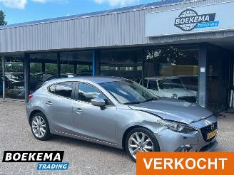 skadebil auto Mazda 3 2.0 GT-M Navigatie Bose Keyless HUD Leer Stoelverw. 2014/5