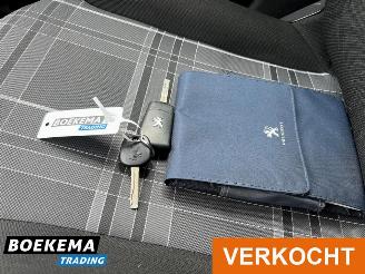 Peugeot 108 1.0 e-VTi Allure Navigatie Cruise Airco LM-Velgen picture 25